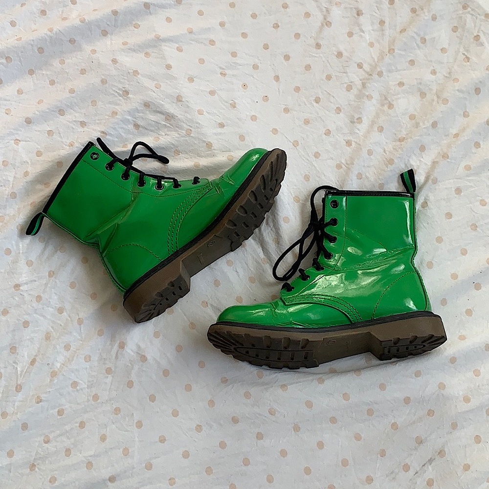 These are some stylin boots with no boundaries ;) Size 7 💚